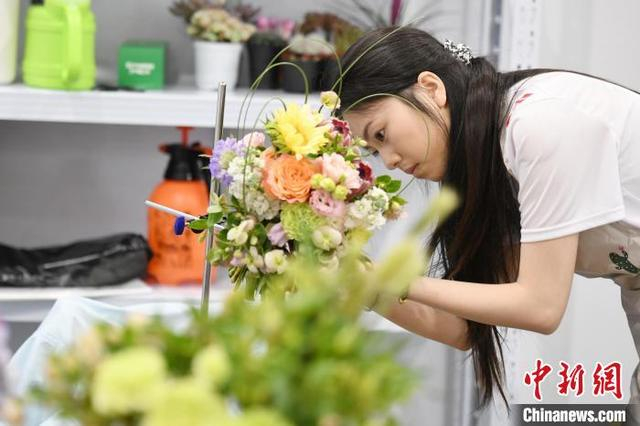 选手参加花艺项目比赛。中新网记者 杨华峰 摄