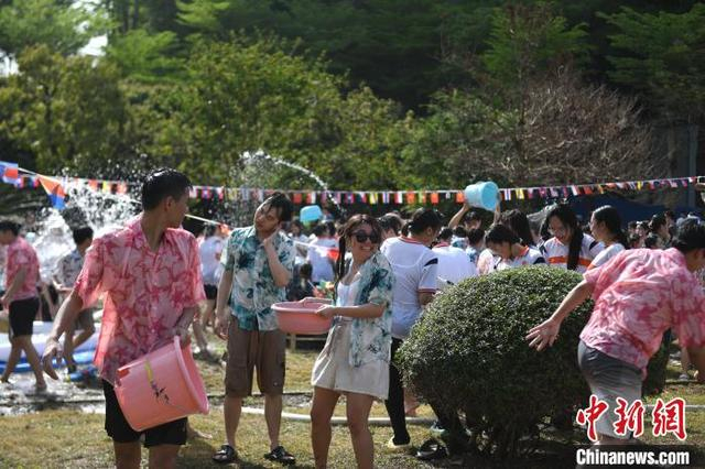 图为中国与东盟学生在泼水狂欢。林浩 摄