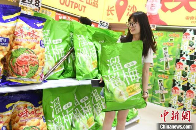 超大包装零食成了长沙文旅消费新热点。 中新网记者 杨华峰 摄