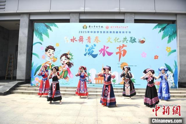 图为中国学生在活动中表演节目。林浩 摄