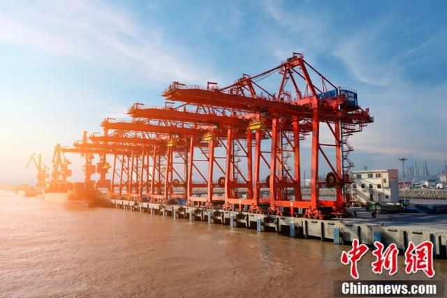 图为国内重大项目现场的“长垣起重”身影。长垣市委宣传部供图