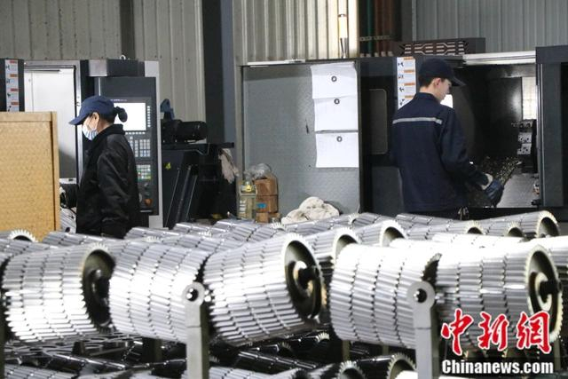 图为河南矿山技术工人在操作台作业。李海珠 摄