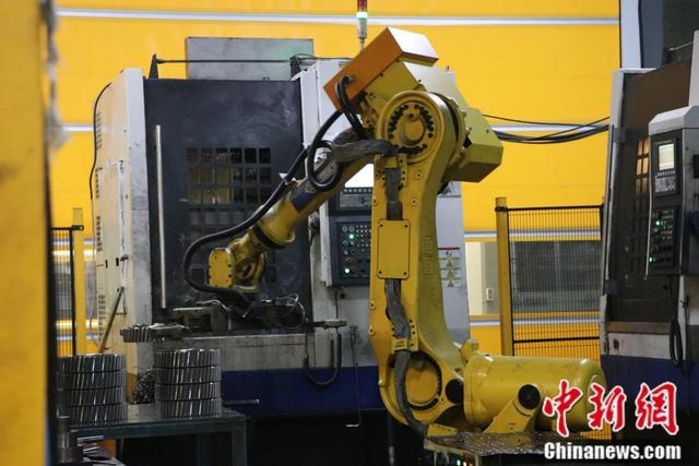 图为长垣起重企业的智能生产机械臂。李海珠 摄