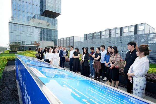 企业代表参观宜宾高铁南M0启动区。（主办方供图）