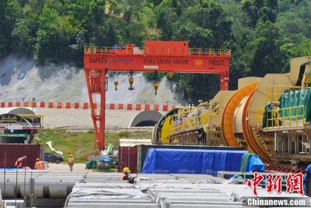 图为长垣起重服务于“一带一路”马来西亚东海岸铁路项目。长垣市委宣传部供图