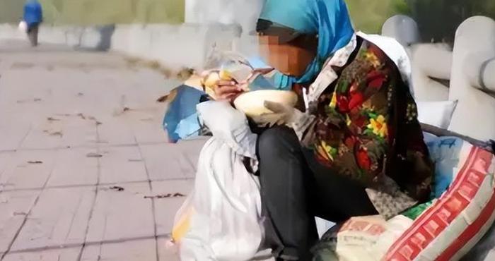 故事：残疾老母拾荒供儿子上大学,婚礼上岳父看见她后,竟直接跪下