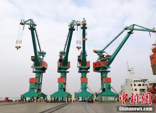 图为印尼专用工程码头的长垣起重机械。长垣市委宣传部供图