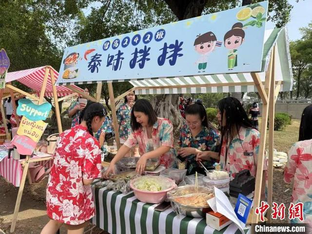 图为东盟国家留学生在售卖“泰味拌拌”特色美食。韦佳秀 摄