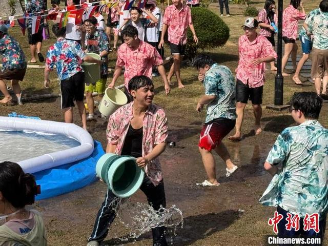 图为中国与东盟学生在泼水狂欢。韦佳秀 摄