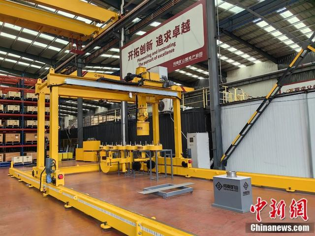 图为河南矿山智能产业园展示的起重设备。刘鹏 摄