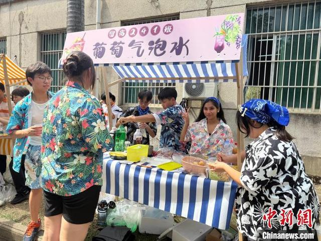 图为东盟国家留学生在东盟美食品尝区拍照。韦佳秀 摄