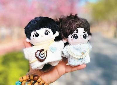 北京市一消费者带着自己的棉花娃娃春游拍照。宋凌云摄