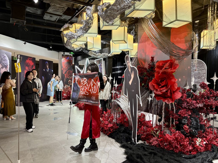 4月17日下午，不少年轻女孩在秦彻粉丝应援空间拍照。澎湃新闻记者 陈悦 图