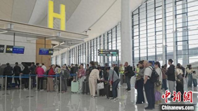 4月17日，乌鲁木齐天山国际机场北航站区投入试运行，旅客排队办理乘机手续。 左丹丹 摄