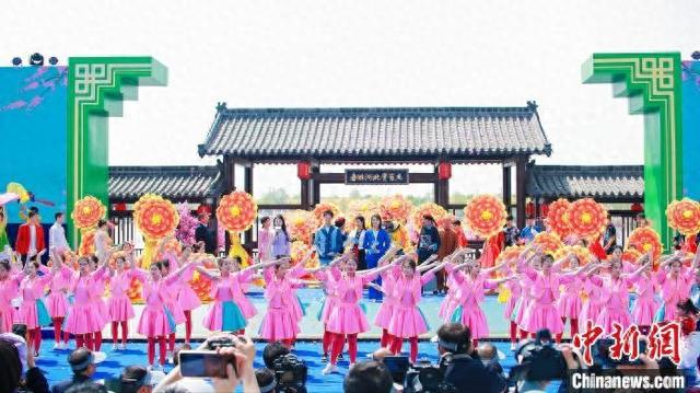 4月17日，“2025河北春季旅游宣传推广活动暨品味春天·青县百蔬采摘季”启动仪式现场。 洪波 摄