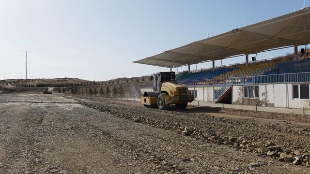 4月16日，巴林右旗阿敦塔拉旅游区赛马场施工现场。白英夫 摄