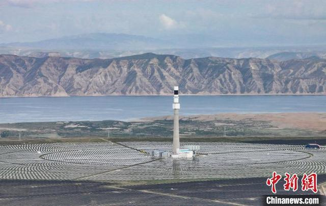 资料图为2024年7月8日在青海省海南藏族自治州共和县拍摄的塔拉滩光伏产业园。（无人机照片）中新社记者 马铭言 摄 