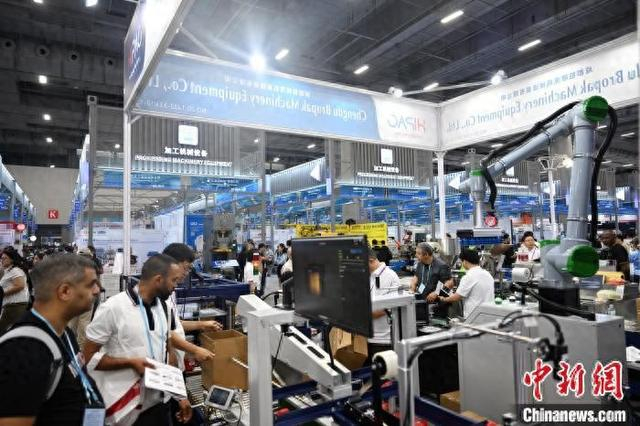 4月17日，第137届广交会，中国“工业智造”产品吸引境外采购商。 中新社记者 陈楚红 摄