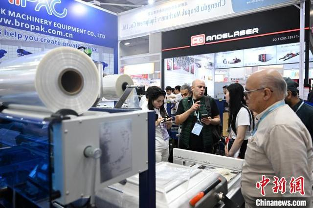 4月17日，第137届广交会的工业自动化及智能制造展区吸引境外采购商参观咨询。 中新社记者 陈楚红 摄