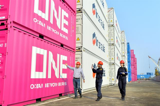 △江门海关所属新会海关关员到集装箱生产出口企业进行现场监管。