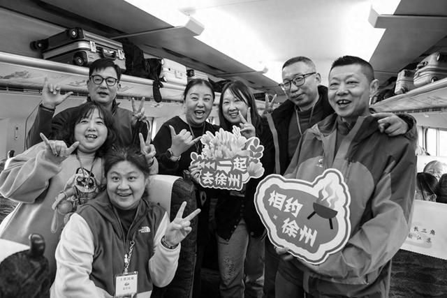 游客乘坐“乐游长三角·水韵江苏”主题旅游列车，开启春日之旅。 李信宏 摄