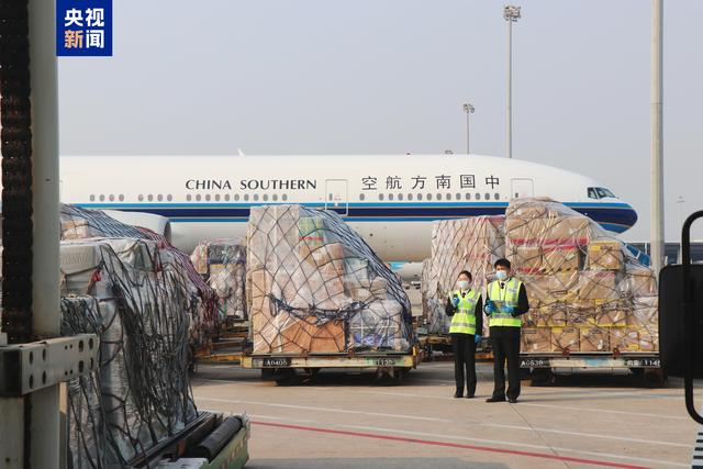 △广州白云机场海关关员对进出口货物进行机边监管