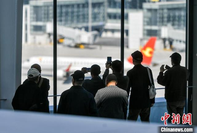 4月17日，乌鲁木齐天山国际机场北区航站楼正式转场试运行，旅客在观景平台拍摄进出航班。中新社记者 刘新 摄