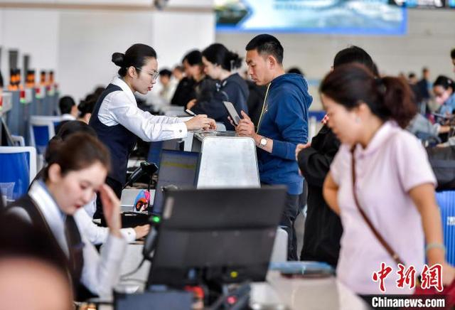 4月17日，乌鲁木齐天山国际机场北区航站楼正式转场试运行，出行旅客办理乘机手续。中新社记者 刘新 摄