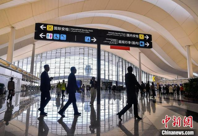 4月17日，乌鲁木齐天山国际机场北区航站楼正式转场试运行，已办理乘机手续的旅客准备进入安检通道。中新社记者 刘新 摄
