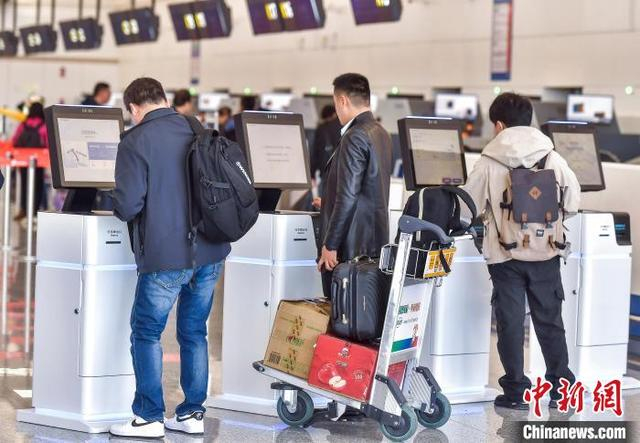 4月17日，乌鲁木齐天山国际机场北区航站楼正式转场试运行，出行旅客自助办理乘机手续。中新社记者 刘新 摄