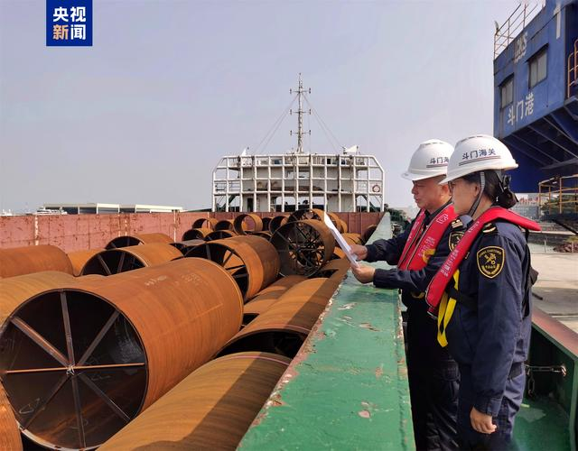 △斗门海关关员对钢结构立柱进行监管。