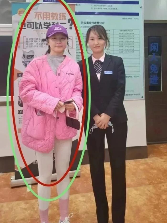 我去，她产后这么吓人吗？！ 真的美到感觉和周围的一切不在一个图层！