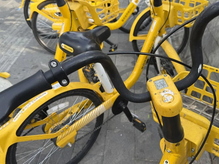 北京街头的一辆共享单车上，残存着难以清理的小广告污渍。新华社记者 田晨旭摄