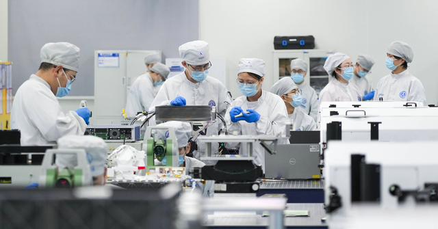 激光终端生产线 图片由杭州中心提供