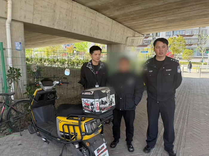 浦东警方抓获散发“小卡片”违法人员。   上海市公安局浦东分局 供图