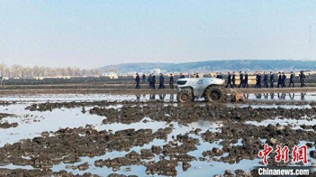 4月17日，智能拖拉机在五常市的水稻田里翻地。中新社记者 王妮娜 摄