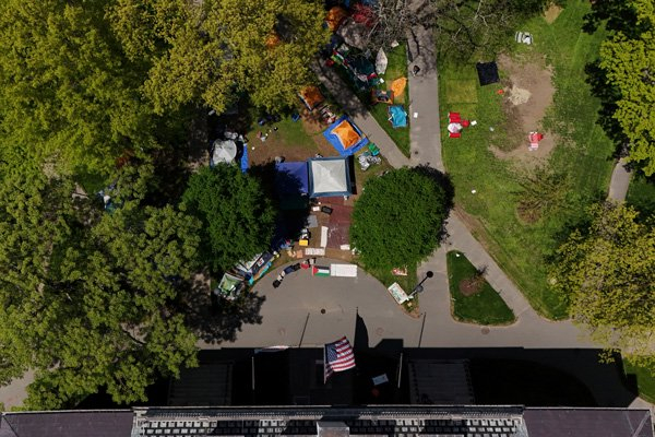  当地时间2024年5月13日，美国马萨诸塞州剑桥市，巴以冲突持续，亲巴勒斯坦示威者在哈佛大学校园内设立抗议营地。 IC photo