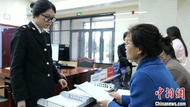 永州海关正在回复蔬菜出口申报业务咨询。蒋静 摄