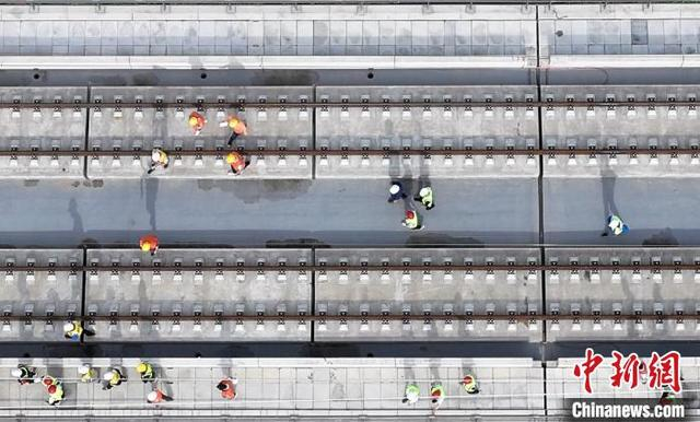 图为昌九高铁南昌东至何家线路所区间的抚河特大桥正在开展静态验收工作。胡国林 摄