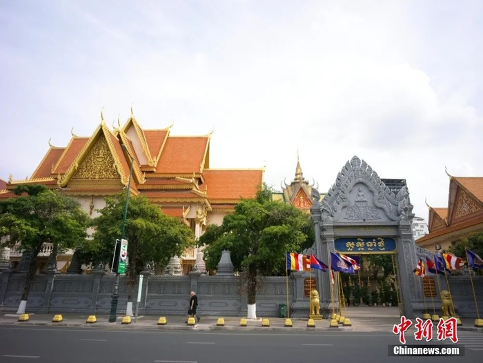 金边是柬埔寨王国的首都，坐落在湄公河、洞里萨河的交汇处。图为当地时间4月17日拍摄的金边兰卡寺。中新社记者 盛佳鹏 摄