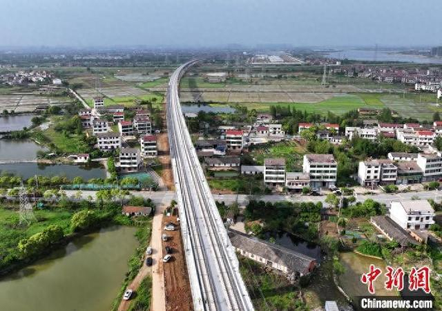 图为航拍进入静态验收阶段的昌九高铁南昌东至何家线路所区间的抚河特大桥。胡国林 摄