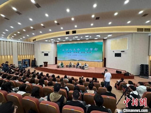 4月18日，“著名作家走进辽宁大学‘文学与青春’分享活动”在辽宁大学蒲河校区举行。韩宏 摄