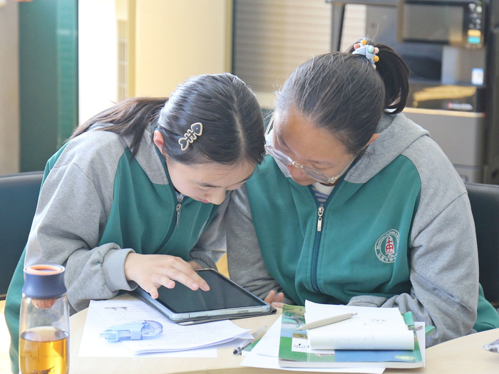 北京市第十中学学生体验AI学伴智能体。受访者供图