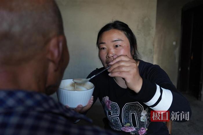 怒赞！女子拒绝送老人去养老院，真相太好哭