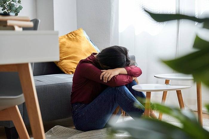 闪电心灵愈站｜初一女孩突然厌学 心理专家：父母的“摘果教育”破坏了生长轨迹