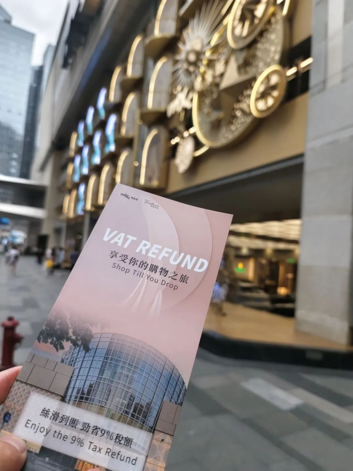 深圳万象城（罗湖）离境退税“即买即退”宣传海报。宋春雨/摄