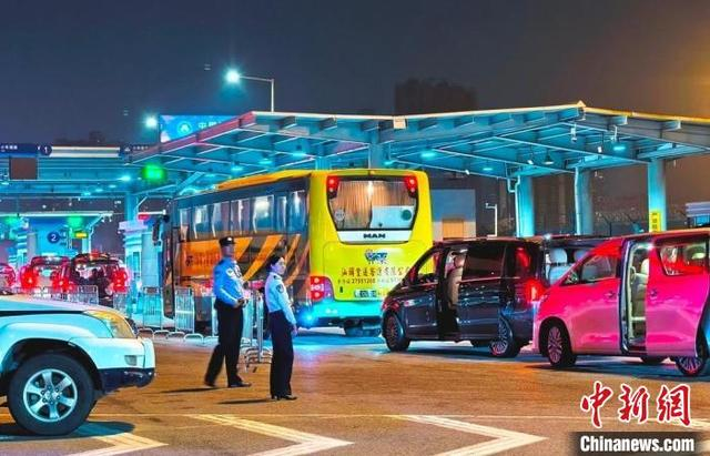 18日夜间不少车辆经皇岗口岸入境。陈康宁 摄