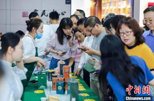 市民游客选购农产品。 主办方 供图