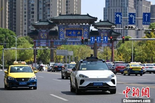 2024年9月12日,自动驾驶车辆行驶在永川街头。中新社记者 何蓬磊 摄