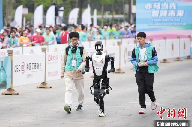 4月19日7点30分，全球首个人形机器人半程马拉松北京亦庄开跑。记者 张祥毅 摄